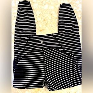 Size 6 Lululemon 7/8 tights good compression!